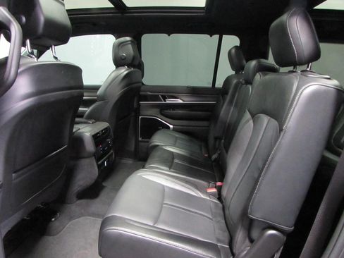 Used 2023 Jeep Wagoneer L Series III w/ Premium Group I AWD/4WD image 15
