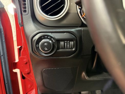 Used 2022 Jeep Gladiator Overland image 16