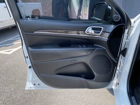 Used 2018 Jeep Grand Cherokee Overland RWD image 19