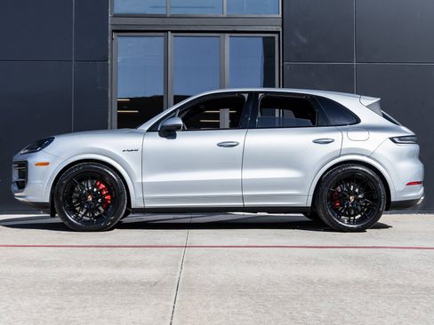 New 2026 Porsche Cayenne S image 2