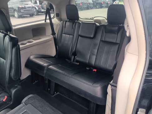 Used 2014 Chrysler Town & Country Touring FWD image 10