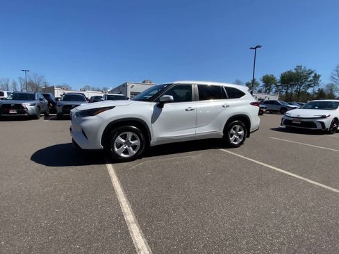 Used 2023 Toyota Highlander LE AWD/4WD image 9