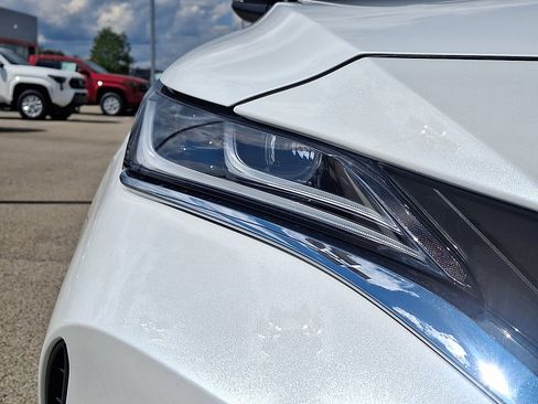 Used 2023 Toyota Venza image 9