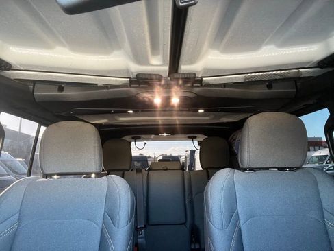 Used 2024 Jeep Wrangler Unlimited image 14