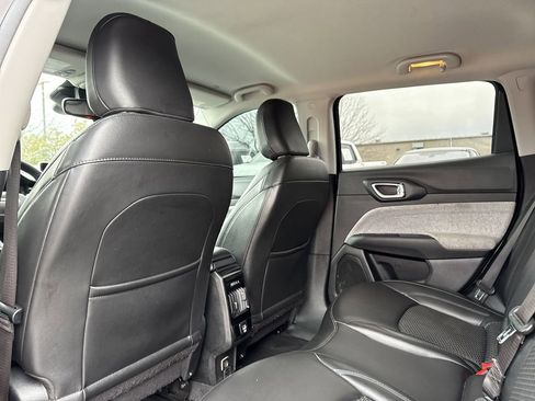 Used 2022 Jeep Compass Latitude image 13