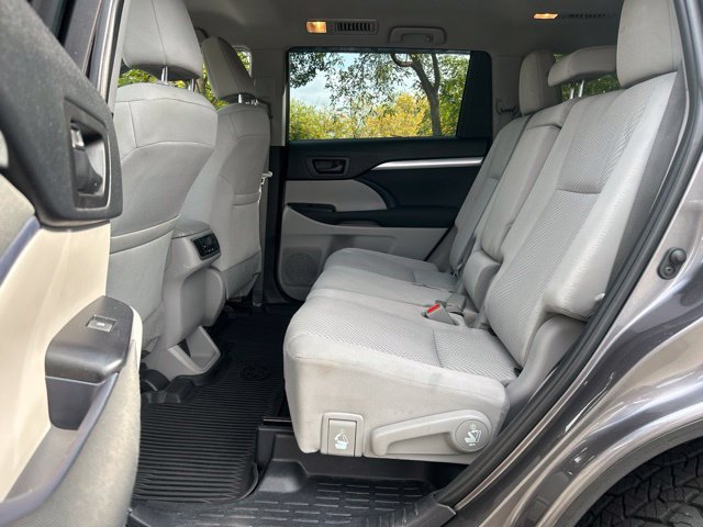 Used 2019 Toyota Highlander LE AWD/4WD image 22