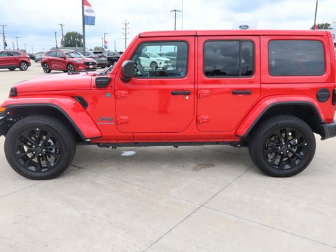 Used 2025 Jeep Wrangler Unlimited Sahara w/ Safety Group AWD/4WD image 8
