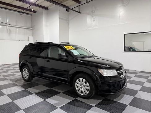 Used 2019 Dodge Journey SE image 1