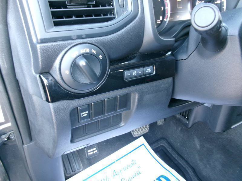 Used 2022 Nissan Titan SV RWD image 14