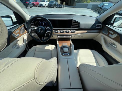 Used 2024 Mercedes-Benz GLS 450 4MATIC image 19