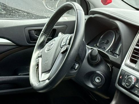 Used 2019 Toyota Highlander Plus image 11