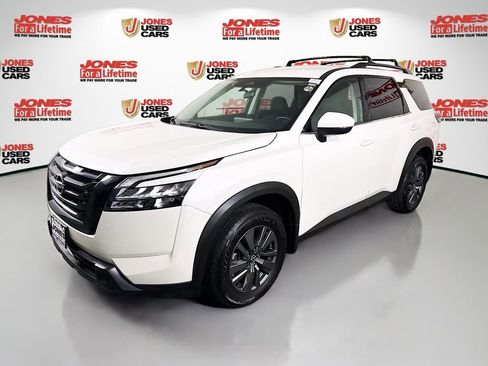 Certified 2024 Nissan Pathfinder SV w/ Black Appearance Package FWD image 12