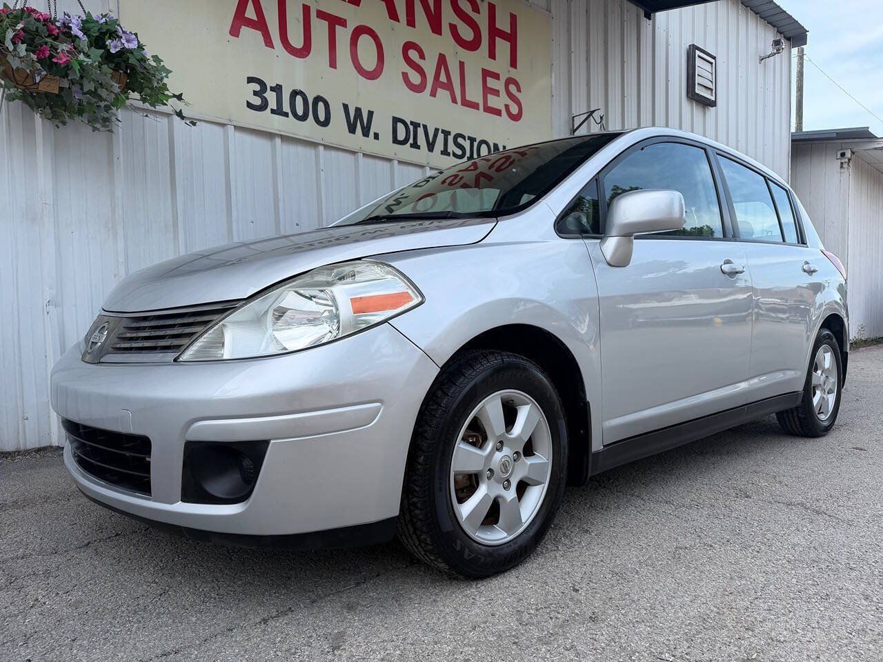 Used 2009 Nissan Versa Hatchback w/ Convenience Pkg FWD image 9