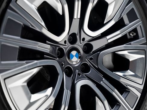 Used 2023 BMW i7 xDrive60 w/ Executive Package 2 image 24