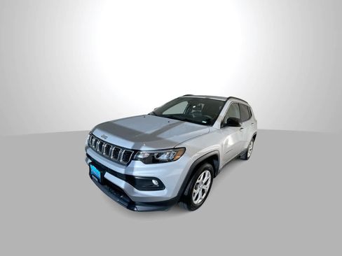 Used 2024 Jeep Compass Latitude AWD/4WD image 4