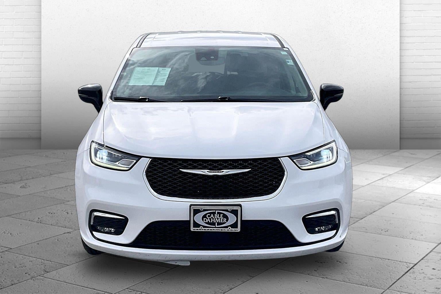 Used 2024 Chrysler Pacifica Touring-L FWD image 2
