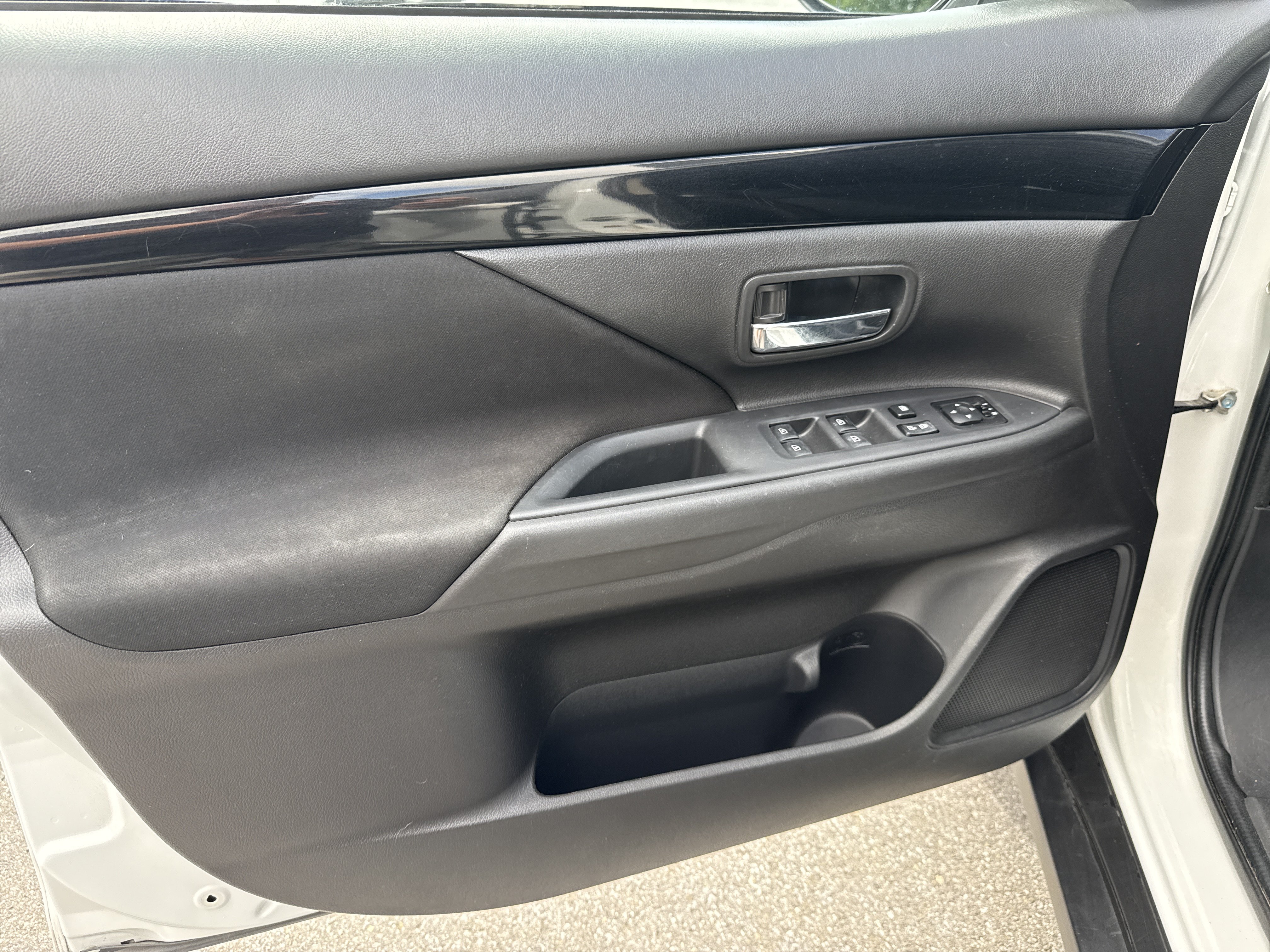 Used 2020 Mitsubishi Outlander ES AWD/4WD image 16