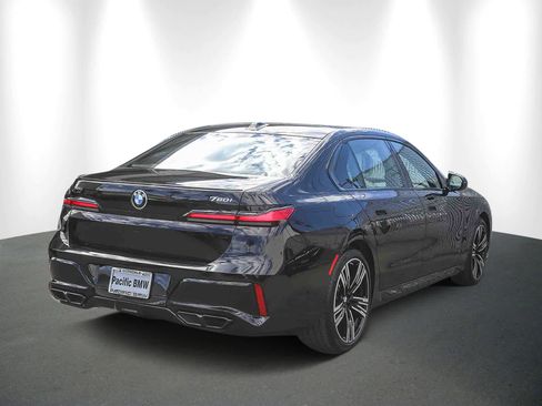 Used 2025 BMW 760i xDrive w/ Luxury Rear Seating Package image 6