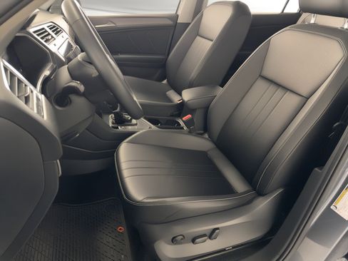 Used 2022 Volkswagen Tiguan SE image 5