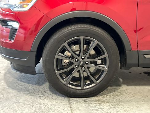 Used 2018 Ford Explorer XLT w/ Equipment Group 202A AWD/4WD image 11