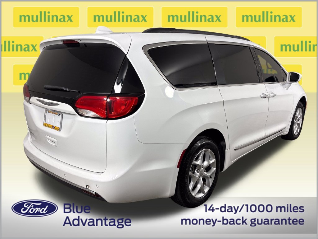 Used 2017 Chrysler Pacifica Touring-L w/ Tire & Wheel Group FWD image 4