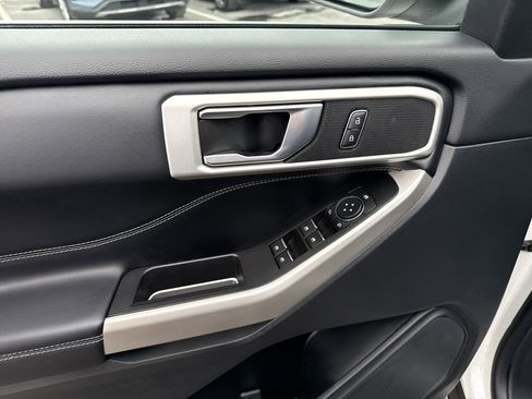 Used 2022 Ford Explorer XLT w/ Equipment Group 202A image 17