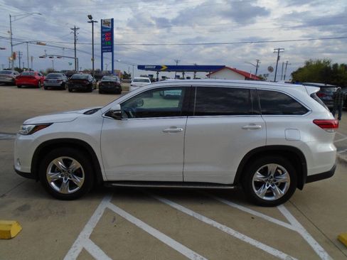 Used 2019 Toyota Highlander FWD V6 image 4