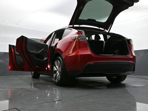 Used 2024 Tesla Model Y Long Range image 36