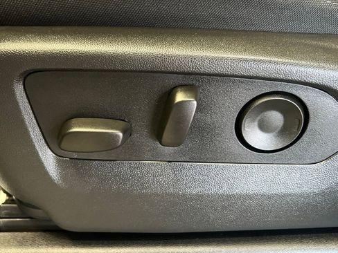 Used 2025 Chevrolet Silverado 2500 Custom w/ Custom Value Package image 38