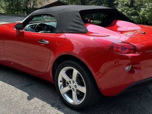 Used 2006 Pontiac Solstice Convertible w/ Premium Package RWD image 7