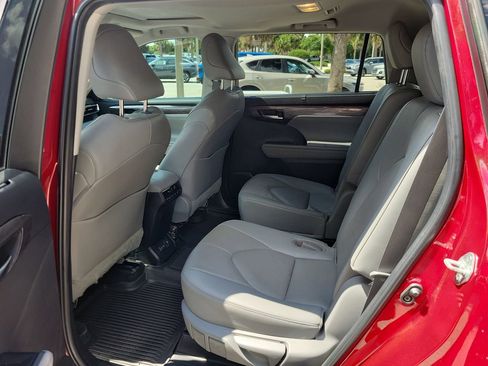 Used 2023 Toyota Highlander Limited FWD image 10