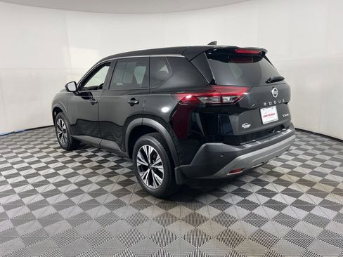 Used 2021 Nissan Rogue SV image 3