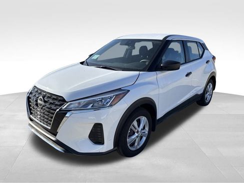 Used 2025 Nissan Kicks Play S image 2