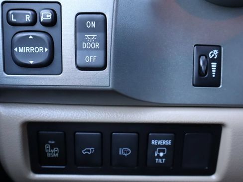 Used 2014 Toyota Sequoia Platinum RWD image 30