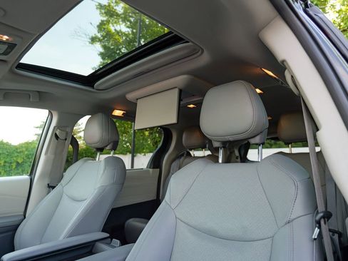 Used 2023 Toyota Sienna Limited AWD/4WD image 22