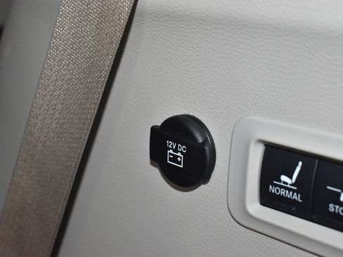 Used 2022 Chrysler Pacifica Limited AWD/4WD image 13