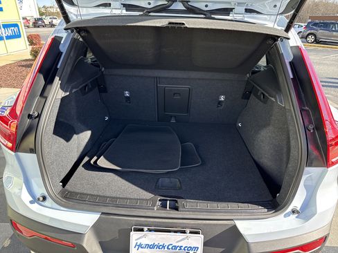 Used 2025 Volvo XC40 B5 Core image 33