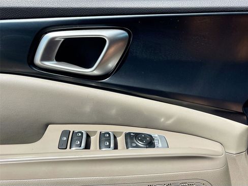 Used 2025 Kia Carnival FWD image 18