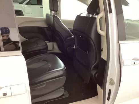 Used 2024 Chrysler Pacifica Limited FWD image 19