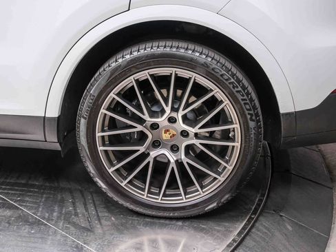 Used 2022 Porsche Cayenne Platinum Edition image 9