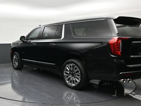 Used 2023 GMC Yukon XL Denali Ultimate AWD/4WD image 3