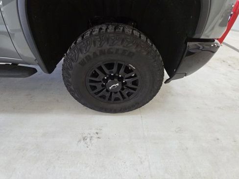 Used 2024 Chevrolet Silverado 2500 ZR2 w/ Technology Package image 13