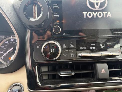 Used 2022 Toyota Highlander XLE AWD/4WD image 24