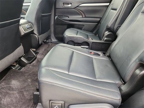 Used 2017 Toyota Highlander XLE image 24