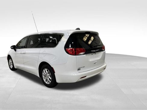 Used 2023 Chrysler Voyager LX FWD image 3