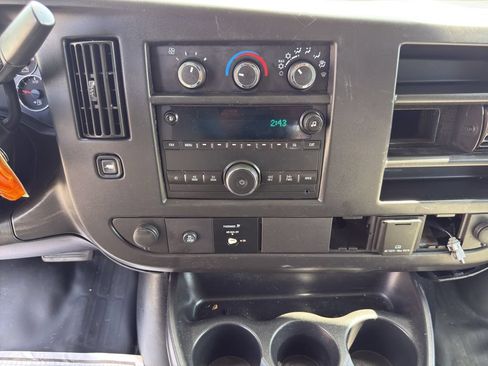 Used 2017 Chevrolet Express 2500 RWD image 15