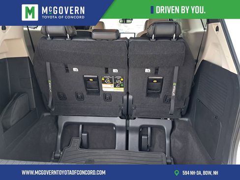 Used 2025 Toyota Sienna Platinum AWD/4WD image 4