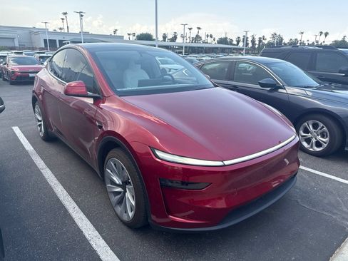 Used 2026 Tesla Model Y 2WD image 2