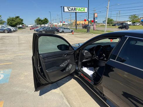 Used 2018 Honda Accord Sport image 17