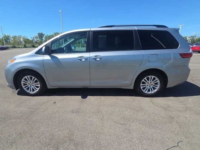 Used 2017 Toyota Sienna XLE w/ XLE Navigation Package FWD image 17